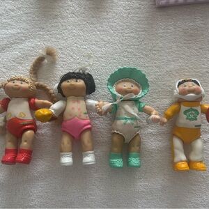 Vintage Cabbage Patch Poseable mini dolls, figurine and playpen -1984